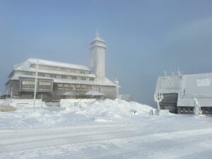 Das Fichtelberghaus mit der Bergstation der Fichtelberg Schwebebahn