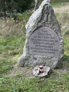 Denkmal zur Hexenverfolgung am Schöffenhaus-Parkplatz