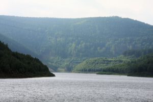 Mitten auf der Staumauer: Blick nach Süd