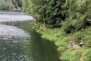 Der Angler - der natürliche Feind des Kormorans. Die Talsperre Deesbach ist Angelgewässer (im Gegensatz zu Leibis/Lichte)